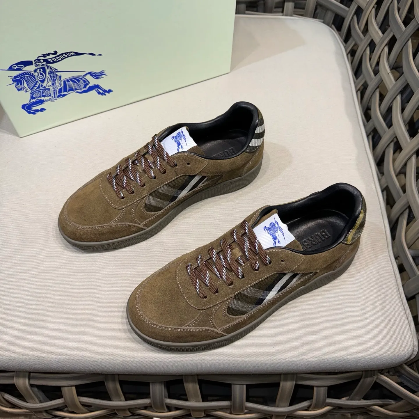 [Burberry] Top P: 680💰Size: 38-44 (45.46 custom-made) Burberry official website synchronized men's classic low-top sneakers | Made of original first-layer cowhide | Decorated with renewed brand logo | First-layer cowhide lining | Heel decorated with Burberry letter embossed logo | Original TPU outsole.